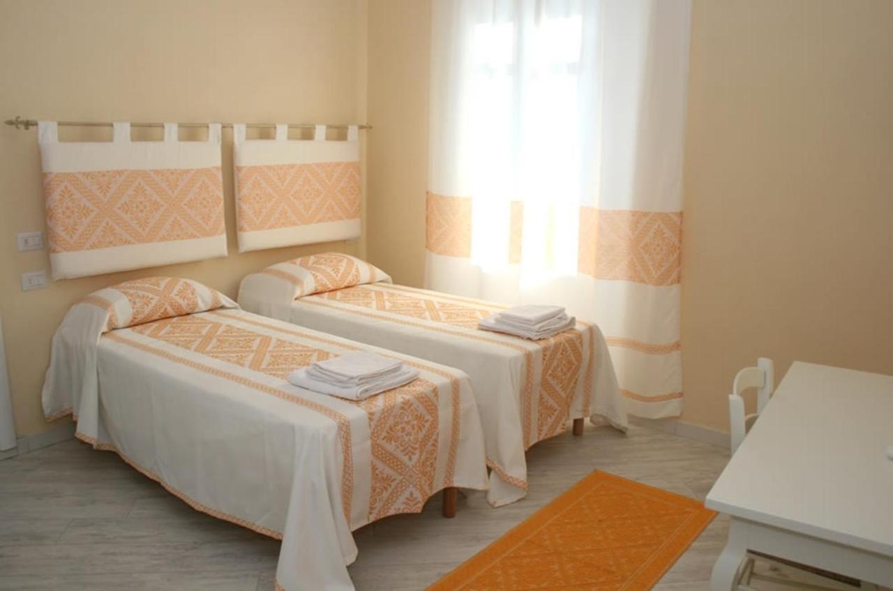 Guest House Le Gemelle Luras Rum bild